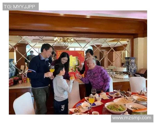 圣诞老人足球比赛欢聚一堂快乐传递温暖与友谊的节日盛宴